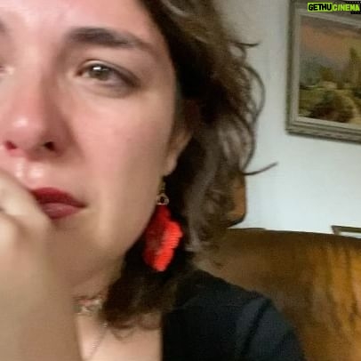 Danae Reynaud - 3 Likes - Llevo muchos aƱos que cuando me preguntan cuĆ”ndo o por quĆ© quise ser actriz, me acuerdo de esta pastorela, de esos sĆ”bados con esos niƱos y Claudio, mi maestro y @rulaslikeroolas que sigue siendo mi amigui del alma. AƱos de decir « es que siempre lo supeĀ Ā» Y aunque me acordaba de cosas (muchas tambiĆ©n porque me las contaron), hoy volvĆ a ver esos videos de noviembre del 2000. Ese primer publico, el primer telón , mis primeras « graciasĀ Ā», mis primeros aplausos. Tenia 5 aƱos y veo clarĆsimo que decidĆ ser actriz por lo feliz que me hacĆa que me vieran dar vueltas y decir chistes y hacer caras, por la libertad del juego, la sensación absurda de paz que me daban la cĆ”mara o el pĆŗblico, el regocijo de ser vista. Llevo como cuatro horas llorando de ver tanto documento de la hermosa educación tan culta, tan divertida, tan llena de historias, libros, pinturas. de bailes, de canciones, de performance que me dieron mis hermosos padres. @betsabee_romero y @oliomexik los amo mucho. La verdad viendo esto, no hay duda. Quien soy es culpa de ustedes. Que bonito verme chiquita y tan yo misma.