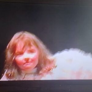 Danae Reynaud Instagram - Llevo muchos años que cuando me preguntan cuándo o por qué quise ser actriz, me acuerdo de esta pastorela, de esos sábados con esos niños y Claudio, mi maestro y @rulaslikeroolas que sigue siendo mi amigui del alma. Años de decir « es que siempre lo supe » Y aunque me acordaba de cosas (muchas también porque me las contaron), hoy volví a ver esos videos de noviembre del 2000. Ese primer publico, el primer telón , mis primeras « gracias », mis primeros aplausos. Tenia 5 años y veo clarísimo que decidí ser actriz por lo feliz que me hacía que me vieran dar vueltas y decir chistes y hacer caras, por la libertad del juego, la sensación absurda de paz que me daban la cámara o el público, el regocijo de ser vista. Llevo como cuatro horas llorando de ver tanto documento de la hermosa educación tan culta, tan divertida, tan llena de historias, libros, pinturas. de bailes, de canciones, de performance que me dieron mis hermosos padres. @betsabee_romero y @oliomexik los amo mucho. La verdad viendo esto, no hay duda. Quien soy es culpa de ustedes. Que bonito verme chiquita y tan yo misma.
