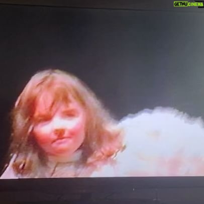 Danae Reynaud - 3 Likes - Llevo muchos aƱos que cuando me preguntan cuĆ”ndo o por quĆ© quise ser actriz, me acuerdo de esta pastorela, de esos sĆ”bados con esos niƱos y Claudio, mi maestro y @rulaslikeroolas que sigue siendo mi amigui del alma. AƱos de decir « es que siempre lo supeĀ Ā» Y aunque me acordaba de cosas (muchas tambiĆ©n porque me las contaron), hoy volvĆ a ver esos videos de noviembre del 2000. Ese primer publico, el primer telón , mis primeras « graciasĀ Ā», mis primeros aplausos. Tenia 5 aƱos y veo clarĆsimo que decidĆ ser actriz por lo feliz que me hacĆa que me vieran dar vueltas y decir chistes y hacer caras, por la libertad del juego, la sensación absurda de paz que me daban la cĆ”mara o el pĆŗblico, el regocijo de ser vista. Llevo como cuatro horas llorando de ver tanto documento de la hermosa educación tan culta, tan divertida, tan llena de historias, libros, pinturas. de bailes, de canciones, de performance que me dieron mis hermosos padres. @betsabee_romero y @oliomexik los amo mucho. La verdad viendo esto, no hay duda. Quien soy es culpa de ustedes. Que bonito verme chiquita y tan yo misma.