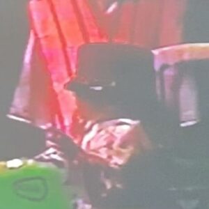 Danae Reynaud Instagram - Llevo muchos años que cuando me preguntan cuándo o por qué quise ser actriz, me acuerdo de esta pastorela, de esos sábados con esos niños y Claudio, mi maestro y @rulaslikeroolas que sigue siendo mi amigui del alma. Años de decir « es que siempre lo supe » Y aunque me acordaba de cosas (muchas también porque me las contaron), hoy volví a ver esos videos de noviembre del 2000. Ese primer publico, el primer telón , mis primeras « gracias », mis primeros aplausos. Tenia 5 años y veo clarísimo que decidí ser actriz por lo feliz que me hacía que me vieran dar vueltas y decir chistes y hacer caras, por la libertad del juego, la sensación absurda de paz que me daban la cámara o el público, el regocijo de ser vista. Llevo como cuatro horas llorando de ver tanto documento de la hermosa educación tan culta, tan divertida, tan llena de historias, libros, pinturas. de bailes, de canciones, de performance que me dieron mis hermosos padres. @betsabee_romero y @oliomexik los amo mucho. La verdad viendo esto, no hay duda. Quien soy es culpa de ustedes. Que bonito verme chiquita y tan yo misma.