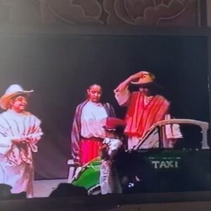 Danae Reynaud Instagram - Llevo muchos años que cuando me preguntan cuándo o por qué quise ser actriz, me acuerdo de esta pastorela, de esos sábados con esos niños y Claudio, mi maestro y @rulaslikeroolas que sigue siendo mi amigui del alma. Años de decir « es que siempre lo supe » Y aunque me acordaba de cosas (muchas también porque me las contaron), hoy volví a ver esos videos de noviembre del 2000. Ese primer publico, el primer telón , mis primeras « gracias », mis primeros aplausos. Tenia 5 años y veo clarísimo que decidí ser actriz por lo feliz que me hacía que me vieran dar vueltas y decir chistes y hacer caras, por la libertad del juego, la sensación absurda de paz que me daban la cámara o el público, el regocijo de ser vista. Llevo como cuatro horas llorando de ver tanto documento de la hermosa educación tan culta, tan divertida, tan llena de historias, libros, pinturas. de bailes, de canciones, de performance que me dieron mis hermosos padres. @betsabee_romero y @oliomexik los amo mucho. La verdad viendo esto, no hay duda. Quien soy es culpa de ustedes. Que bonito verme chiquita y tan yo misma.