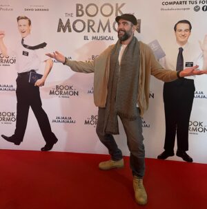Dani Mateo Instagram - ¡Tenéis que ir a ver @bookofmormonspain Hasa Diga Eebowai! @serranodavid75 consigue que los chistes mantengan todo su punch en la traducción (cosa nada fácil) y no pierdan ni un ápice de salvajismo. Es una obra que logra que te rías con su humor negro y bruto y, a la vez, salgas del teatro con una sonrisa bobalicona y manteniendo tu fe en el ser humano, como corresponde a un buen musical. Muy recomendable 🤘🏼🎶🛖📖 #comedia #teatro #musical