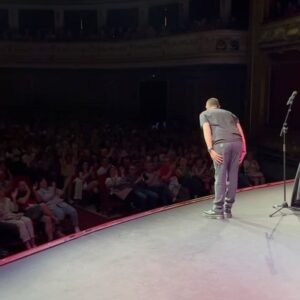 Dani Mateo Instagram - Gracias, Pamplona! Sois luz y terapia remunerada. Qué más se puede pedir? ❤️ @teatrogayarre PD: no contéis nada de lo que habéis oído hoy u os negaré como San Pedro 😉
