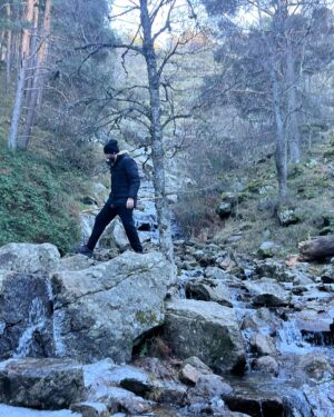 Dani Mateo Instagram - Después de desertar de la guerra entre Estados Unidos y México y hastiado de la civilización, el soldado Jeremías Johnson decide dejarlo todo y establecerse en las inhóspitas Montañas Rocosas... 🐻
