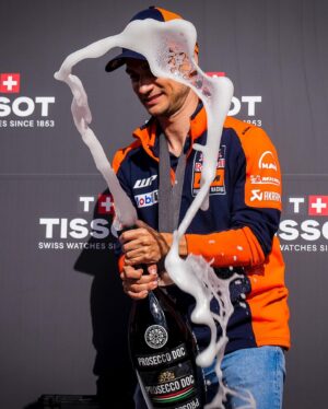 Dani Pedrosa Instagram - That first #TissotSprint medal feeling 🤩

#SpanishGP 🇪🇸 #MotoGP #Motorsport #Racing #DP26 #DaniPedrosa