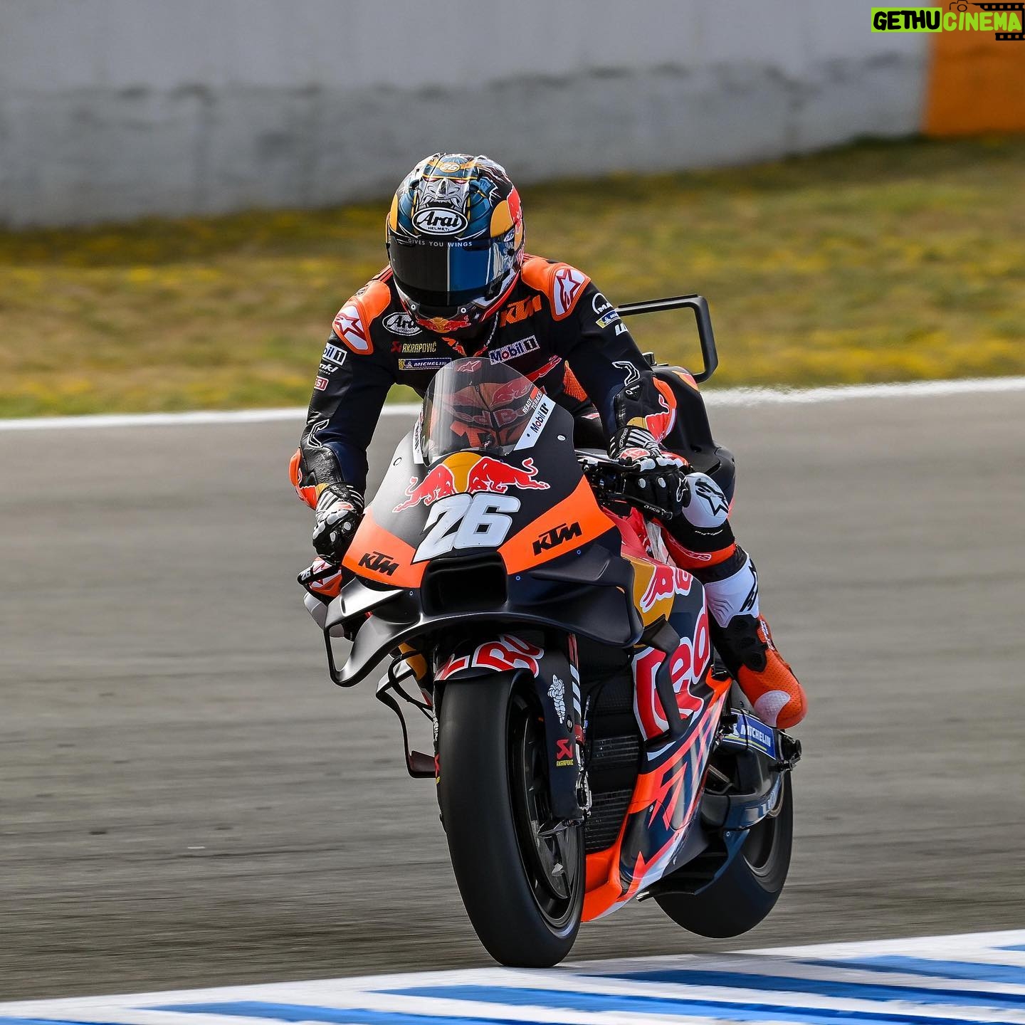 Dani Pedrosa - 50.8K Likes - Final test of the year in @circuito_de_jerez! I would like to thank all the engineers and the whole test team for a strong year 🙏🏻! @ktmfactoryracing
📸 @chiquichamorrophoto