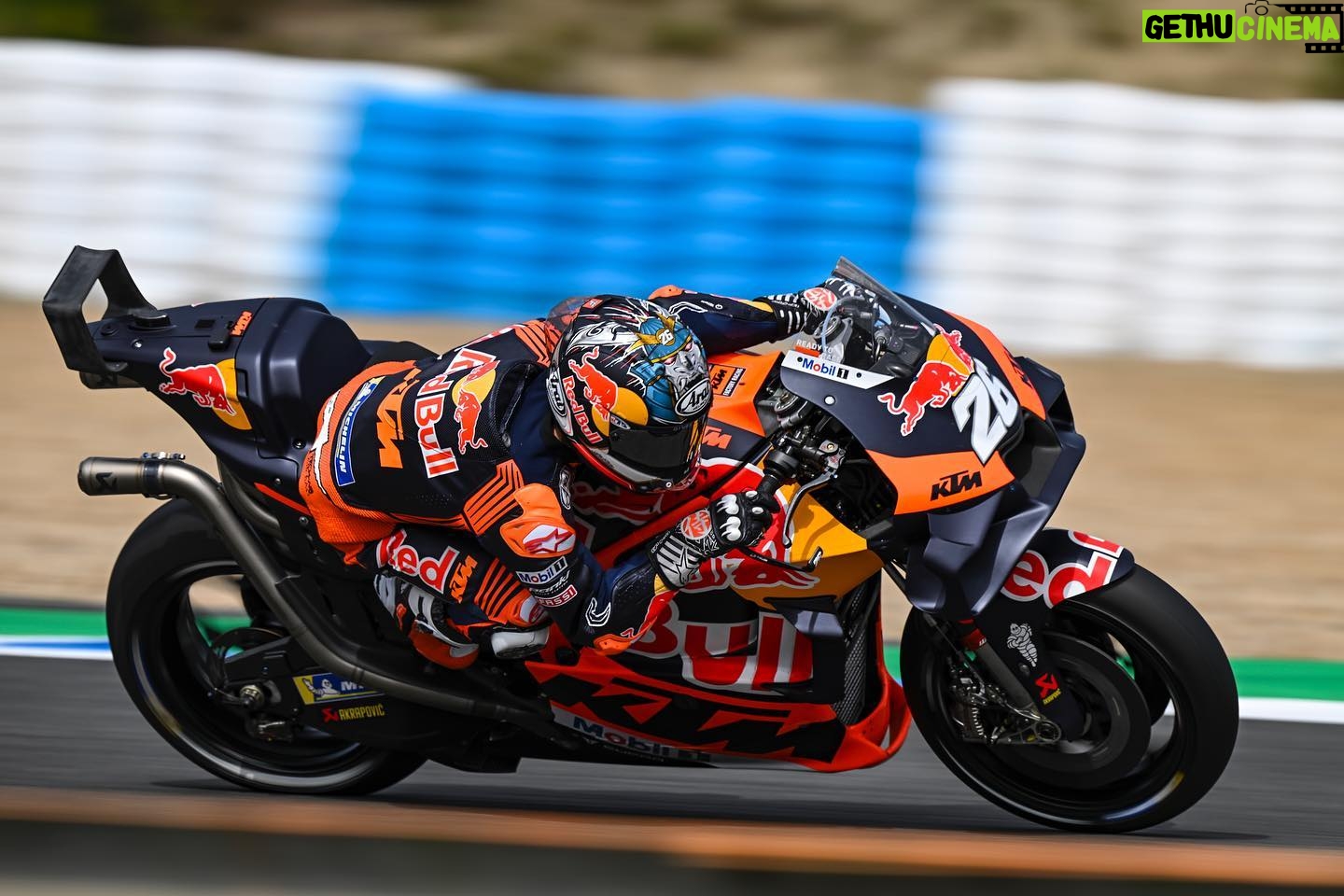 Dani Pedrosa - 30.2K Likes - Nice couple of shots by @chiquichamorrophoto these two days of testing at @circuito_de_jerez before the end of the season.