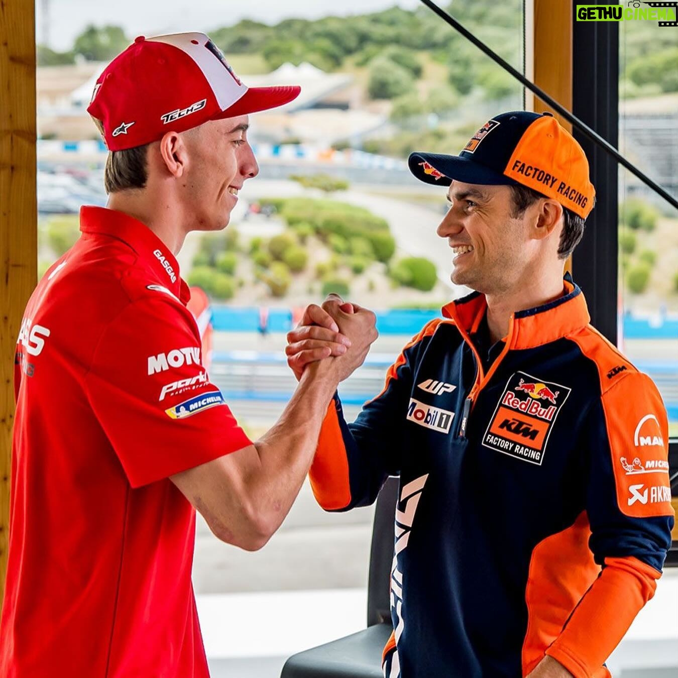 Dani Pedrosa - 82K Likes - Little Samurai ⚔️ meets the Shark 🦈
Looking forward to sharing the track this weekend here in Jerez with the rookie 💪