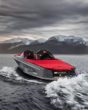 Daniel Abt Instagram - Darf ich vorstellen? 😮‍💨 Das neue ABT | Marian M800-R Boot. Ein super spannendes neues Kapitel unserer Firma. Dies gemeinsam mit einem weiteren Familienunternehmen anzugehen rundet das Projekt für uns ab. Mit dem ABT Mode können bis zu 450kW abgerufen und eine Höchstgeschwindigkeit von 85km/h erreicht werden und auch sonst findet ihr in vielen Details unsere Handschrift wieder. Limitiert auf 20 Stück und der Start einer spannenden Reise 🚀  @abt_sportsline @marian.boats