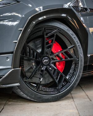 Daniel Abt Instagram - ABT Urus Scatenato 🔥 810PS stark und limitiert auf 99 Stück. Ein wirklich bedeutsamer nächster Schritt für unser gesamtes @abt_sportsline Team. Der Weg von der ersten Idee zum fertigen Auto war unheimlich spannend und umso stolzer bin ich auf dieses Ergebnis. Nachdem wir im Mororsport gemeinsam mit Lamborghini an den Start gegangen sind war das nur der logische nächste Schritt. Ganz nach unserem Motto: Von der Rennstrecke auf die Strasse 😮‍💨Video dazu jetzt auf YouTube #ABT #Urus #LamborghiniUrus