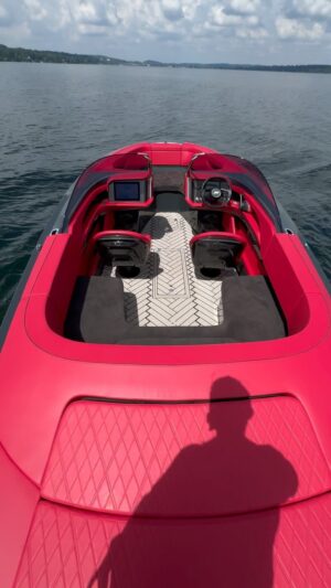 Daniel Abt Instagram - POV: du fährst das erste mal mit einem ABT Boot. War ein unfassbar schöner Tag auf dem Wasser mit dem @abt_sportsline x @marian.boats M800-R 💥 Wo sollen wir das Boot mal zum Testen hinbringen? #abt #marian #boot