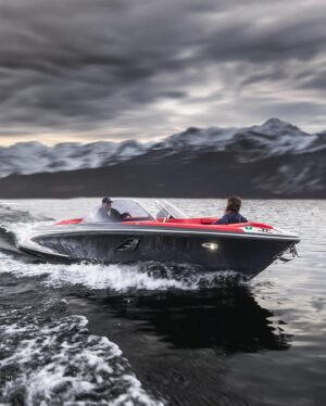 Daniel Abt Instagram - Darf ich vorstellen? 😮‍💨 Das neue ABT | Marian M800-R Boot. Ein super spannendes neues Kapitel unserer Firma. Dies gemeinsam mit einem weiteren Familienunternehmen anzugehen rundet das Projekt für uns ab. Mit dem ABT Mode können bis zu 450kW abgerufen und eine Höchstgeschwindigkeit von 85km/h erreicht werden und auch sonst findet ihr in vielen Details unsere Handschrift wieder. Limitiert auf 20 Stück und der Start einer spannenden Reise 🚀  @abt_sportsline @marian.boats