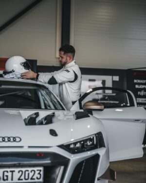 Daniel Abt Instagram - Der Rennanzug spannt ein bisschen mehr aber das Feeling ist nach wie vor unbezahlbar 😅❤️‍🔥 Mit unserem ABT XGT auf der Rennstrecke in Mallorca war ein absolutes Highlight dieser Woche @abt_sportsline #abt #xgt