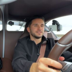 Daniel Abt Instagram - 1500PS. Meine erste Fahrt im Bugatti Chiron Sport war eine unglaubliche Erfahrung ❤️‍🔥 Danke @omid_mouazzen für dein Vertrauen. Schaut euch das Video in voller Länge auf meinem YouTube Kanal an 🚀 #bugatti #chrion #bugattichiron
