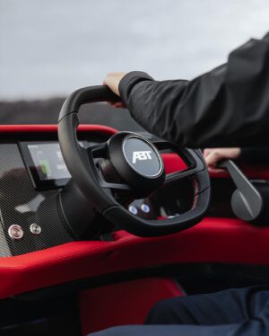 Daniel Abt Instagram - Darf ich vorstellen? 😮‍💨 Das neue ABT | Marian M800-R Boot. Ein super spannendes neues Kapitel unserer Firma. Dies gemeinsam mit einem weiteren Familienunternehmen anzugehen rundet das Projekt für uns ab. Mit dem ABT Mode können bis zu 450kW abgerufen und eine Höchstgeschwindigkeit von 85km/h erreicht werden und auch sonst findet ihr in vielen Details unsere Handschrift wieder. Limitiert auf 20 Stück und der Start einer spannenden Reise 🚀  @abt_sportsline @marian.boats