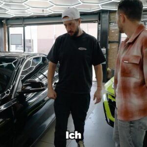 Daniel Abt Instagram - Auto ausliefern Hollywood Edition 🌴 Wir haben das Auto von @heybigmike zu einem ABT RSQ8-R umgebaut. Wollte es mir nicht nehmen lassen das Auto selbst auszuhändigen und bin deswegen nach Los Angeles geflogen. War ein verrückter Dreh habe aber nichts anderes erwartet 😅 Video dazu jetzt auf meinem YouTube Kanal. @abt_sportsline