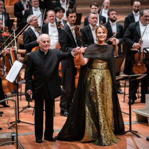Daniel Barenboim Instagram - Highlights from Berlin: Daniel Barenboim conducts a program of Fauré, Wagner and Franck with the @BerlinPhil. Mezzo-soprano @Elina.Garanca joins as the soloist for Wagner’s “Wesendonck-Lieder.

📸 Stephan Rabold
