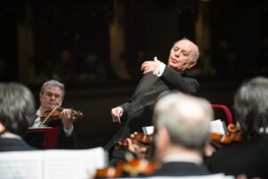 Daniel Barenboim Instagram - A very warm reception for Daniel Barenboim at the @filarmonicadellascala earlier this week, where he led the orchestra in an all-Beethoven program.
📸 © Scala Philharmonic | Giorgio Gori
___
#maestro #conductor #philharmonic #classicalmusic