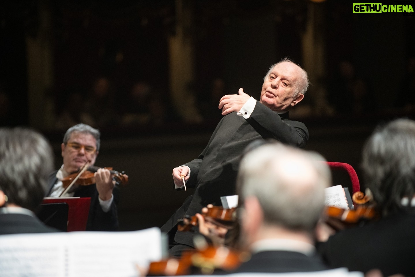 Daniel Barenboim - 4.3K Likes - A very warm reception for Daniel Barenboim at the @filarmonicadellascala earlier this week, where he led the orchestra in an all-Beethoven program.
📸 © Scala Philharmonic | Giorgio Gori
___
#maestro #conductor #philharmonic #classicalmusic
