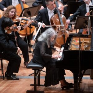 Daniel Barenboim Instagram - Daniel Barenboim wrapped up 2023, leading the @berlinphil in a program of Brahms and Beethoven. Longtime friend and colleague Martha Argerich joined, performing Beethoven’s Piano Concerto. No 2. 🌼 
📸 Monika Rittershaus
___
#maestro #piano #berlinphilharmonic #classicalmusic
