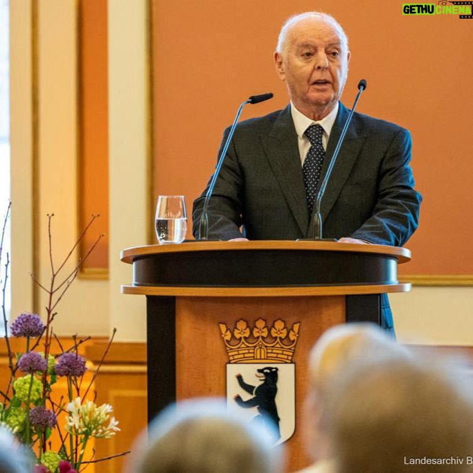 Daniel Barenboim - 10.5K Likes - Today Daniel Barenboim was named an honorary citizen of Berlin in recognition of his outstanding contributions to the city's cultural landscape.
Mayor Franziska Giffey said that Barenboim “demonstrates incomparable mastery both at the grand piano and at the conductor’s stand,” telling Barenboim that "as an artist and as a person, you are truly a figure of the century.”
📷 Landesarchiv Berlin / Wunstorf
