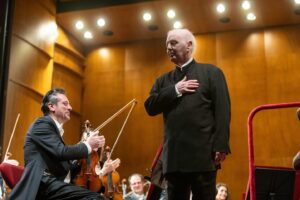 Daniel Barenboim Instagram - A very warm reception for Daniel Barenboim at the @filarmonicadellascala earlier this week, where he led the orchestra in an all-Beethoven program.
📸 © Scala Philharmonic | Giorgio Gori
___
#maestro #conductor #philharmonic #classicalmusic