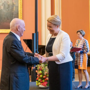 Daniel Barenboim Instagram - Today Daniel Barenboim was named an honorary citizen of Berlin in recognition of his outstanding contributions to the city's cultural landscape. 

Mayor Franziska Giffey said that Barenboim “demonstrates incomparable mastery both at the grand piano and at the conductor’s stand,” telling Barenboim that "as an artist and as a person, you are truly a figure of the century.”

📷  Landesarchiv Berlin / Wunstorf