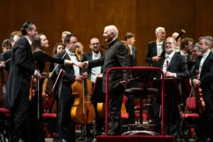 Daniel Barenboim Instagram - A very warm reception for Daniel Barenboim at the @filarmonicadellascala earlier this week, where he led the orchestra in an all-Beethoven program.
📸 © Scala Philharmonic | Giorgio Gori
___
#maestro #conductor #philharmonic #classicalmusic