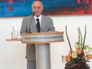 Daniel Barenboim Instagram - This week, a new portrait of Daniel Barenboim was unveiled in the hall of Berlin’s House of Representatives. The portrait was commissioned after Barenboim was named a Berlin Citizen of Honor last April by Mayor Franziska Giffey. The award honors Barenboim’s 30 years as General Music Director of the @StaatsoperBerlin, as well as his role in the creation of the @BarenboimSaidAkademie and @DivanOrchestra.