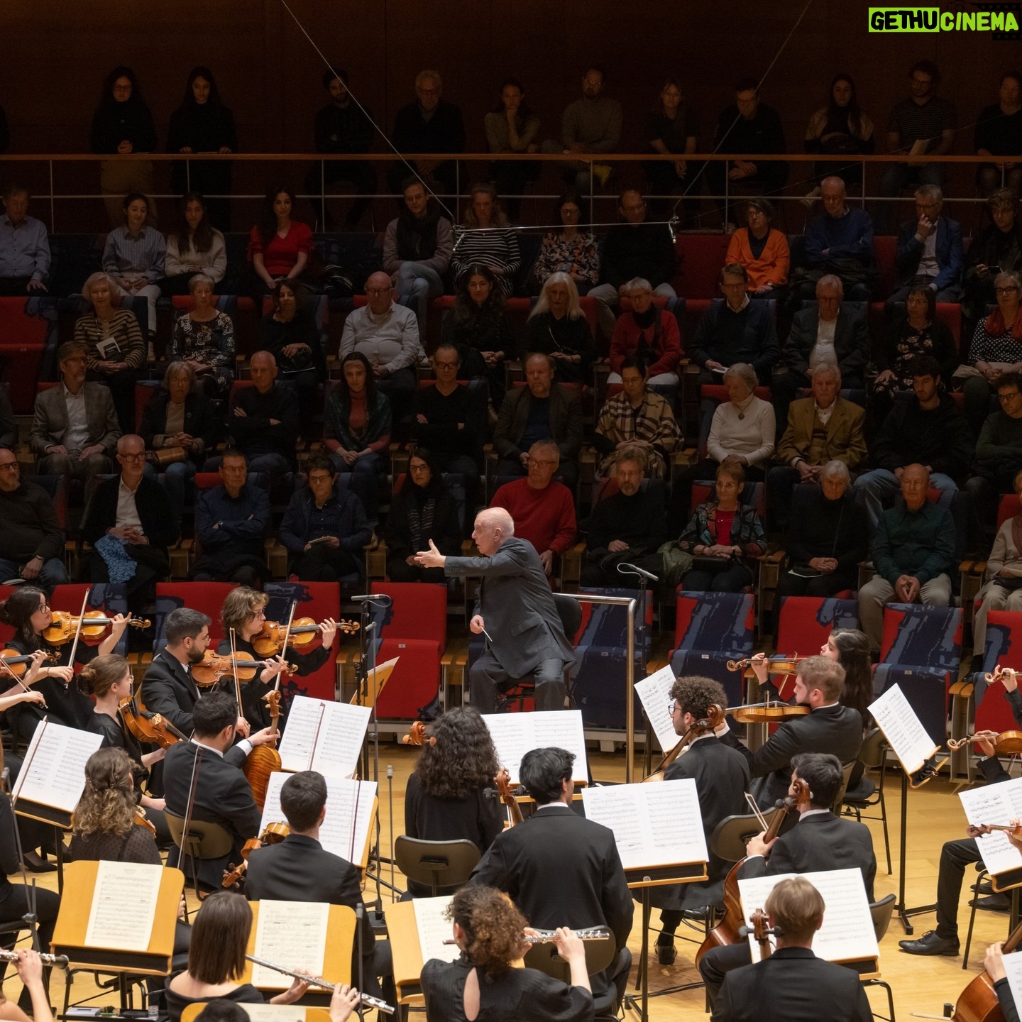 Daniel Barenboim - 4.4K Likes - Daniel Barenboim leads the first concert of the @BarenboimSaidAkademie Orchestra, joined by Yamen Saadi and Michael Barenboim as soloists.
📸 Peter Adamik