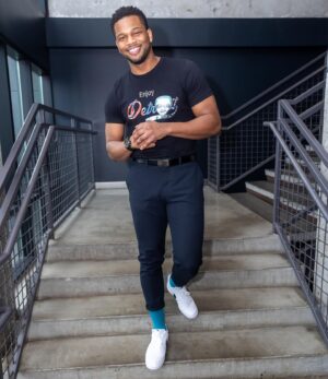 Daniel Bellomy Instagram - The Principle of Reconciliation is a process of healing of relationships that requires public Truth sharing, apology, and commemoration that acknowledge and redress past harms. Ashe 🦋🦋 #blackhistorymonth #ikeareadyforcollege #reconciliation #mlk

photographer: @robingamblephotography
Shirt: @enjoydetroit