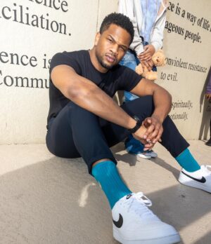 Daniel Bellomy Instagram - The Principle of Reconciliation is a process of healing of relationships that requires public Truth sharing, apology, and commemoration that acknowledge and redress past harms. Ashe 🦋🦋 #blackhistorymonth #ikeareadyforcollege #reconciliation #mlk

photographer: @robingamblephotography
Shirt: @enjoydetroit