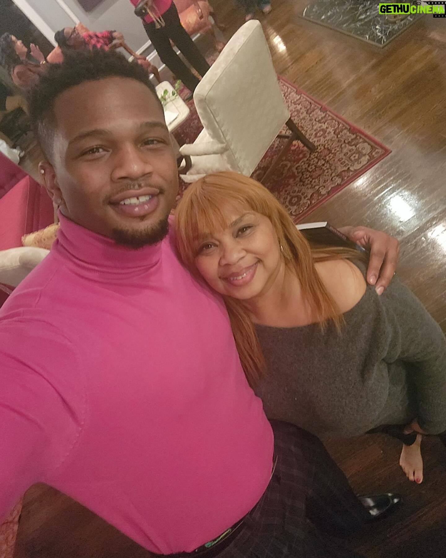 Daniel Bellomy - 2.2K Likes - Great time w/ Finance Guru and expert Gail Perry Mason @gailpmason celebrating Ashley Joi Boyd’s @loveajoi book “Financially Fly” lots of knowledge and understanding being shared around the space, learned so much-
Ladies check out Ashley’s book “Financially Fly” 🩶🩶🦋