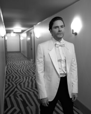 Daniel Brühl Instagram - Thank you @gregwilliamsphotography for capturing the moment before the magical evening with your outstandingly cool, kind and wise gaze. I can’t wait to be seen by your eye, through that Leica lens of yours, again very soon.