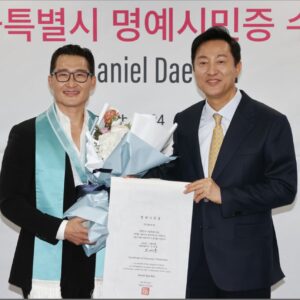 Daniel Dae Kim Instagram - Thank you to the city of #Seoul, Mayor @ohsehoon4u and the @seoul.film.commission for the distinction of making me an honorary citizen of Seoul today. It may not be official enough to help me get through airport immigration any faster, but to someone who has always been immensely proud of his Korean heritage, it means so much. 
#진심으로감사드립니다.
🇺🇸🇰🇷🦋🫰🏽