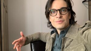 Daniel Di Tomasso Instagram - #WestonWoods wears glasses so you know he’s smart AF.  @cwrepublicsarah tonight at 9/8 c on the @thecw Join us! #hipposofgreylock
