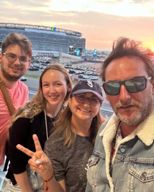 Daniel Fuenzalida Instagram - El 2021 cuando vinimos a Nueva York me hablo por Instagram ella “La Roxy” que si nos podíamos conocer y le dije claro pongámonos de acuerdo , nos juntamos en New Jersey , y después de conocerla nació una amistad linda ella es linda persona , llego a los 20 años acá a EEUU es decír mas de 30 , se vino con su papá después que las cosas no anduvieron bien en chile , su papá fue circense y esa historia me motivó mucho a poder conocernos y hoy día ser amigos , gracias por tanto Roxy  @roxymorenaa por tu cariño y buena onda , eres de esas personas que uno quiere estar cerca, y hoy conocí a tu hijo un 7 un gran abrazo y fue rico vernos
