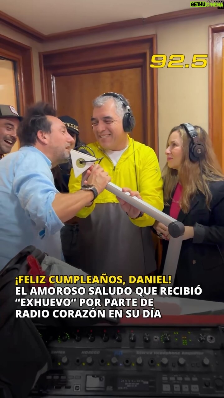 Daniel Fuenzalida - 5.6K Likes - En el cumpleaños 52 del gran @exhuevo, los tremendos momentos no paran de llegar 😍.
Así quedó registrado en este tremendo junte que se dio, en el cual @achavezonline, @sita_evelyn y todo el equipo de @radiocorazonfm, se mandaron este tremendo saludito para nuestro locutor 👏.