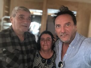 Daniel Fuenzalida Instagram - Volví a Pompeya Sur, en febrero hice amigos en el campamento y quería saber cómo estaban , La Sra Angelica y Don Bernardo (no entiendo porque no tienen su casa de emergencia @gobiernodechile Don Bernardo es NO VIDENTE,los conocí en un despacho para el @buenosdiasatodoscl junto con Jorge “El Ricky”aún se necesita más ayuda porque no fue la ayuda como se mostró en la tele, se necesita más y en eso estamos !! No hay que abandonar los sectores afectados , no abandonemos!!!! Punto a parte las casas de emergencias  que vi que puso el gobierno nada que decir!!!las emcontre muy buenas y las instalaron rápido me cuentan @gobiernodechile @gabrielboric
