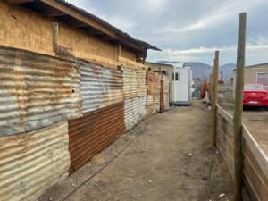 Daniel Fuenzalida Instagram - Volví a Pompeya Sur, en febrero hice amigos en el campamento y quería saber cómo estaban , La Sra Angelica y Don Bernardo (no entiendo porque no tienen su casa de emergencia @gobiernodechile Don Bernardo es NO VIDENTE,los conocí en un despacho para el @buenosdiasatodoscl junto con Jorge “El Ricky”aún se necesita más ayuda porque no fue la ayuda como se mostró en la tele, se necesita más y en eso estamos !! No hay que abandonar los sectores afectados , no abandonemos!!!! Punto a parte las casas de emergencias  que vi que puso el gobierno nada que decir!!!las emcontre muy buenas y las instalaron rápido me cuentan @gobiernodechile @gabrielboric