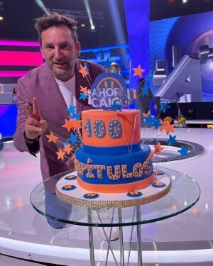 Daniel Fuenzalida Instagram - 100 CAPÍTULOS 🙏🏼⭐️💫😀 soy un agradecido de la vida 💪🏼💪🏼💪🏼 la he remado harto y pudo no haber pasado nada y seguramente lo seguiría intentando 🙌🏼

Pero el @ahoracaigochile de @tvn ha sido un regalo tan grande, tan hermoso y tan mágico que me siento muy feliz ❤️ gracias a todo el equipo 🙏🏼🙌🏼🙏🏼

Hoy se celebra a las 19.30 🎉🥳🎊🎈
Los espero! Vamos con todo !!!!