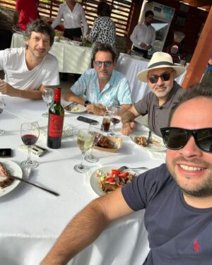 Daniel Fuenzalida Instagram - Hoy fue un día muy especial y hermoso, compartiendo con el gran equipo de @ahoracaigochile de @tvn. Fue gratificante poder reunirnos fuera del canal para conocernos mejor y compartir momentos. Además, seguir cultivando la buena energía entre nosotros es fundamental. Estoy agradecido por tener la fortuna de trabajar en lo que me apasiona, y más aún al contar con un equipo tan increíble como este. Quiero agradecer a todos por elegirnos cada tarde. ¡Sigamos trabajando juntos y que viva @ahoracaigochile por mucho tiempo más!