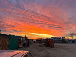 Daniel Fuenzalida Instagram - Volví a Pompeya Sur, en febrero hice amigos en el campamento y quería saber cómo estaban , La Sra Angelica y Don Bernardo (no entiendo porque no tienen su casa de emergencia @gobiernodechile Don Bernardo es NO VIDENTE,los conocí en un despacho para el @buenosdiasatodoscl junto con Jorge “El Ricky”aún se necesita más ayuda porque no fue la ayuda como se mostró en la tele, se necesita más y en eso estamos !! No hay que abandonar los sectores afectados , no abandonemos!!!! Punto a parte las casas de emergencias  que vi que puso el gobierno nada que decir!!!las emcontre muy buenas y las instalaron rápido me cuentan @gobiernodechile @gabrielboric