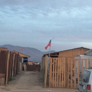 Daniel Fuenzalida Instagram - Volví a Pompeya Sur, en febrero hice amigos en el campamento y quería saber cómo estaban , La Sra Angelica y Don Bernardo (no entiendo porque no tienen su casa de emergencia @gobiernodechile Don Bernardo es NO VIDENTE,los conocí en un despacho para el @buenosdiasatodoscl junto con Jorge “El Ricky”aún se necesita más ayuda porque no fue la ayuda como se mostró en la tele, se necesita más y en eso estamos !! No hay que abandonar los sectores afectados , no abandonemos!!!! Punto a parte las casas de emergencias  que vi que puso el gobierno nada que decir!!!las emcontre muy buenas y las instalaron rápido me cuentan @gobiernodechile @gabrielboric