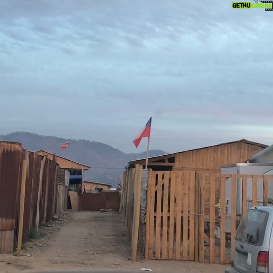Daniel Fuenzalida - 7.6K Likes - Volví a Pompeya Sur, en febrero hice amigos en el campamento y quería saber cómo estaban , La Sra Angelica y Don Bernardo (no entiendo porque no tienen su casa de emergencia @gobiernodechile Don Bernardo es NO VIDENTE,los conocí en un despacho para el @buenosdiasatodoscl junto con Jorge “El Ricky”aún se necesita más ayuda porque no fue la ayuda como se mostró en la tele, se necesita más y en eso estamos !! No hay que abandonar los sectores afectados , no abandonemos!!!! Punto a parte las casas de emergencias que vi que puso el gobierno nada que decir!!!las emcontre muy buenas y las instalaron rápido me cuentan @gobiernodechile @gabrielboric