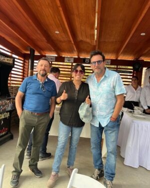 Daniel Fuenzalida Instagram - Hoy fue un día muy especial y hermoso, compartiendo con el gran equipo de @ahoracaigochile de @tvn. Fue gratificante poder reunirnos fuera del canal para conocernos mejor y compartir momentos. Además, seguir cultivando la buena energía entre nosotros es fundamental. Estoy agradecido por tener la fortuna de trabajar en lo que me apasiona, y más aún al contar con un equipo tan increíble como este. Quiero agradecer a todos por elegirnos cada tarde. ¡Sigamos trabajando juntos y que viva @ahoracaigochile por mucho tiempo más!