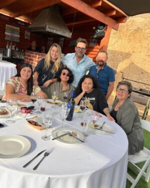 Daniel Fuenzalida Instagram - Hoy fue un día muy especial y hermoso, compartiendo con el gran equipo de @ahoracaigochile de @tvn. Fue gratificante poder reunirnos fuera del canal para conocernos mejor y compartir momentos. Además, seguir cultivando la buena energía entre nosotros es fundamental. Estoy agradecido por tener la fortuna de trabajar en lo que me apasiona, y más aún al contar con un equipo tan increíble como este. Quiero agradecer a todos por elegirnos cada tarde. ¡Sigamos trabajando juntos y que viva @ahoracaigochile por mucho tiempo más!