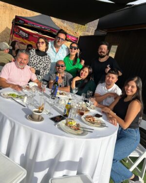 Daniel Fuenzalida Instagram - Hoy fue un día muy especial y hermoso, compartiendo con el gran equipo de @ahoracaigochile de @tvn. Fue gratificante poder reunirnos fuera del canal para conocernos mejor y compartir momentos. Además, seguir cultivando la buena energía entre nosotros es fundamental. Estoy agradecido por tener la fortuna de trabajar en lo que me apasiona, y más aún al contar con un equipo tan increíble como este. Quiero agradecer a todos por elegirnos cada tarde. ¡Sigamos trabajando juntos y que viva @ahoracaigochile por mucho tiempo más!