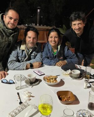 Daniel Fuenzalida Instagram - Hoy fue un día muy especial y hermoso, compartiendo con el gran equipo de @ahoracaigochile de @tvn. Fue gratificante poder reunirnos fuera del canal para conocernos mejor y compartir momentos. Además, seguir cultivando la buena energía entre nosotros es fundamental. Estoy agradecido por tener la fortuna de trabajar en lo que me apasiona, y más aún al contar con un equipo tan increíble como este. Quiero agradecer a todos por elegirnos cada tarde. ¡Sigamos trabajando juntos y que viva @ahoracaigochile por mucho tiempo más!