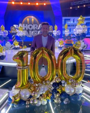 Daniel Fuenzalida Instagram - 100 CAPÍTULOS 🙏🏼⭐️💫😀 soy un agradecido de la vida 💪🏼💪🏼💪🏼 la he remado harto y pudo no haber pasado nada y seguramente lo seguiría intentando 🙌🏼

Pero el @ahoracaigochile de @tvn ha sido un regalo tan grande, tan hermoso y tan mágico que me siento muy feliz ❤️ gracias a todo el equipo 🙏🏼🙌🏼🙏🏼

Hoy se celebra a las 19.30 🎉🥳🎊🎈
Los espero! Vamos con todo !!!!